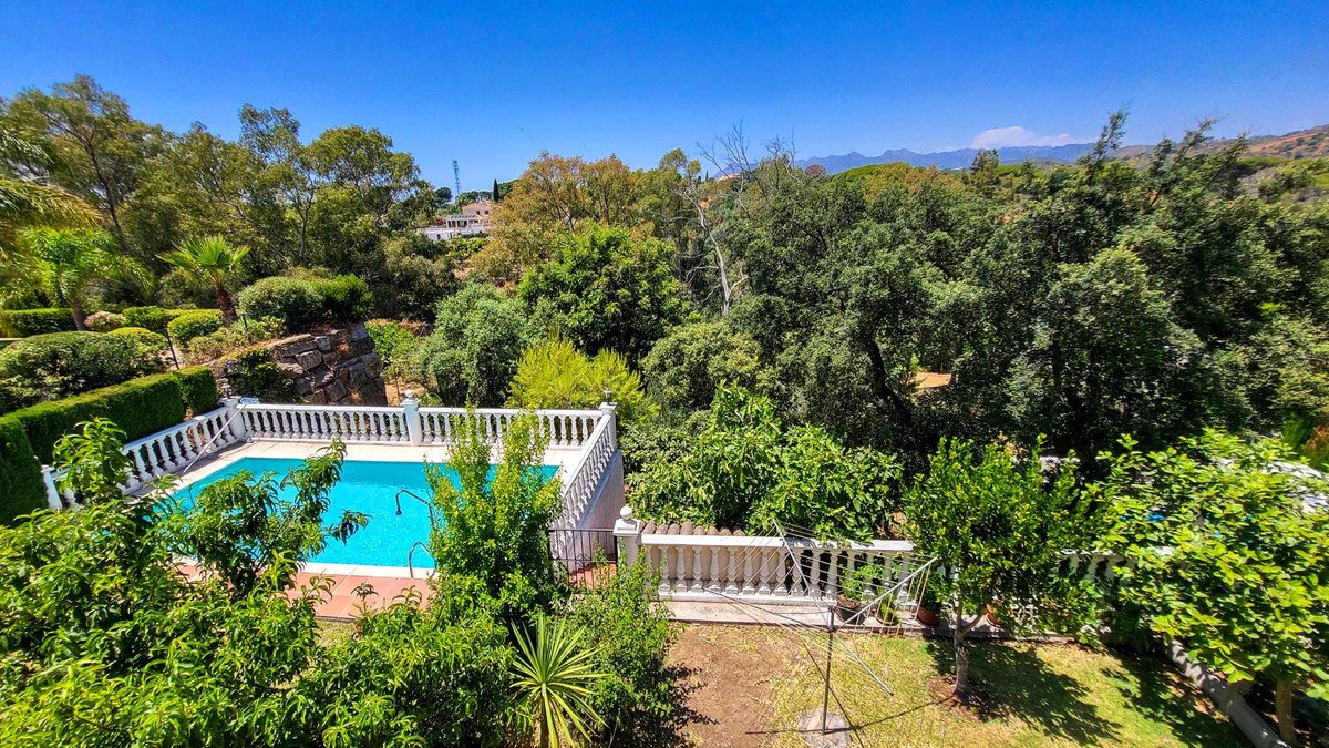 5 Bed Detached Villa in Elviria