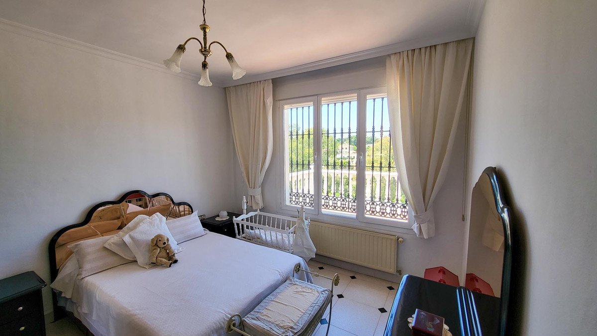 5 Bed Detached Villa in Elviria