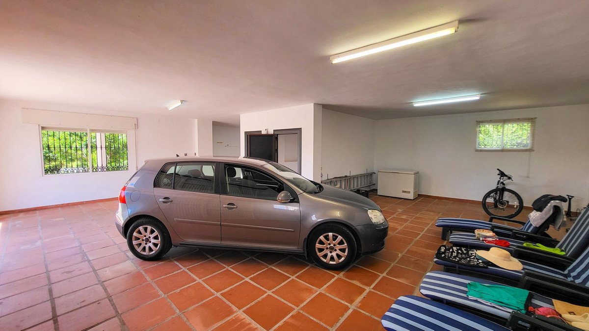 5 Bed Detached Villa in Elviria