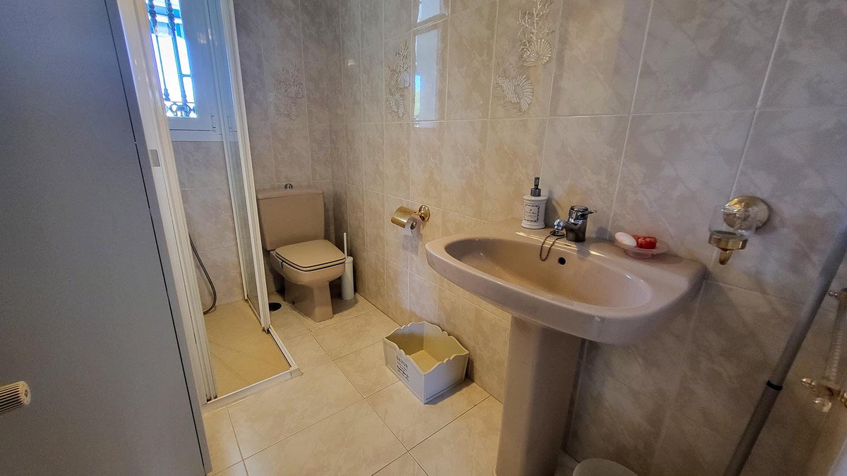 5 Bed Detached Villa in Elviria