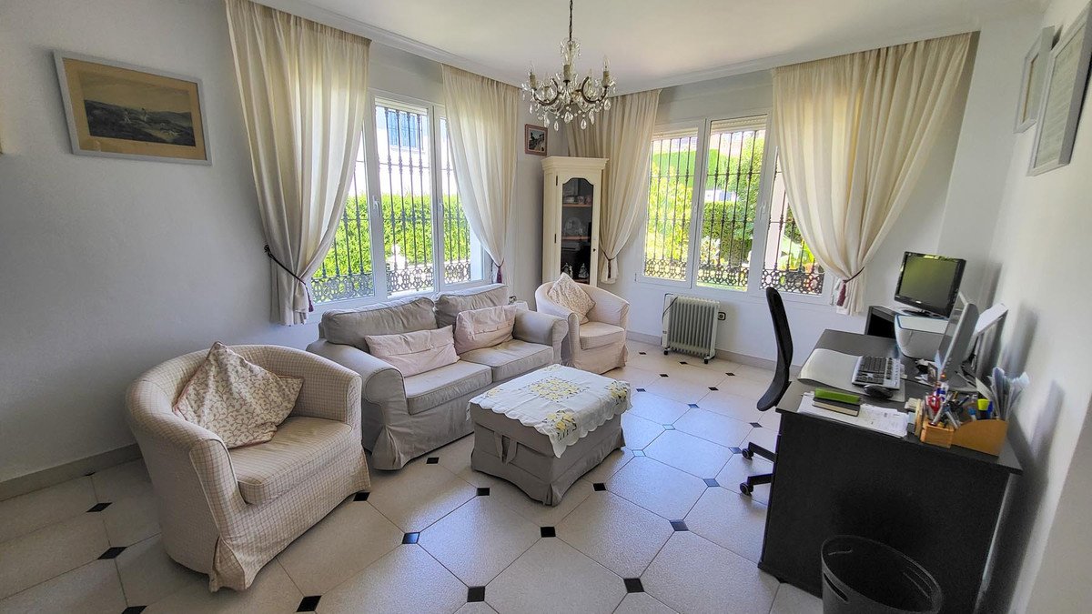 5 Bed Detached Villa in Elviria