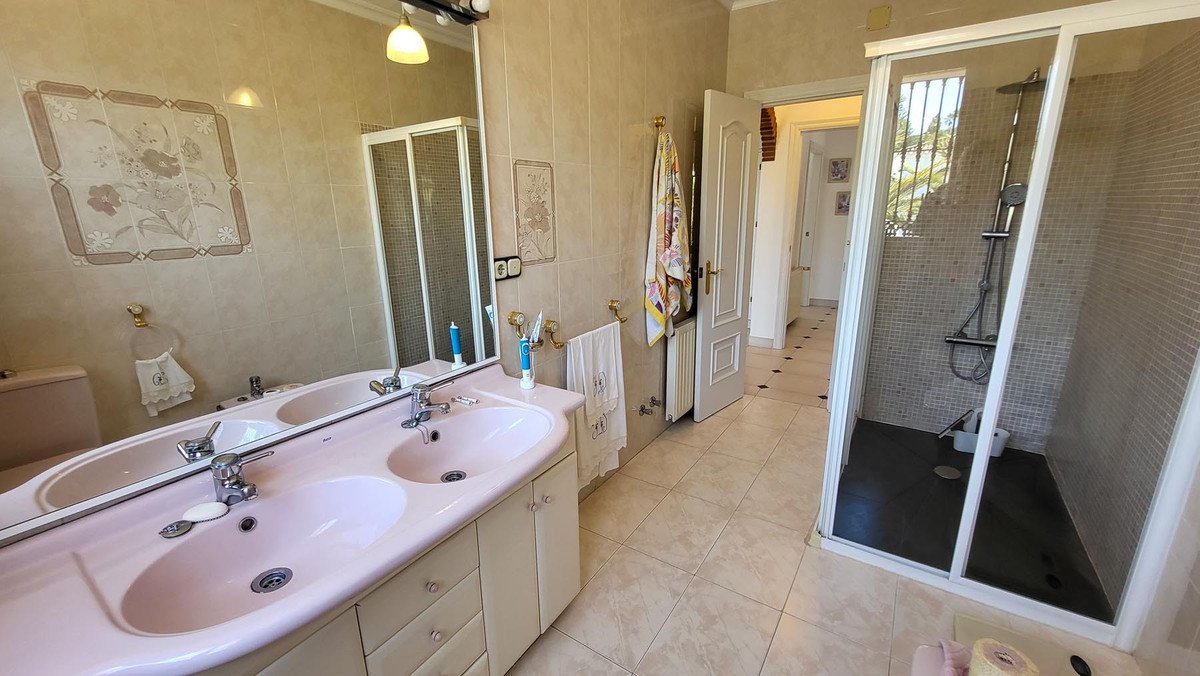 5 Bed Detached Villa in Elviria