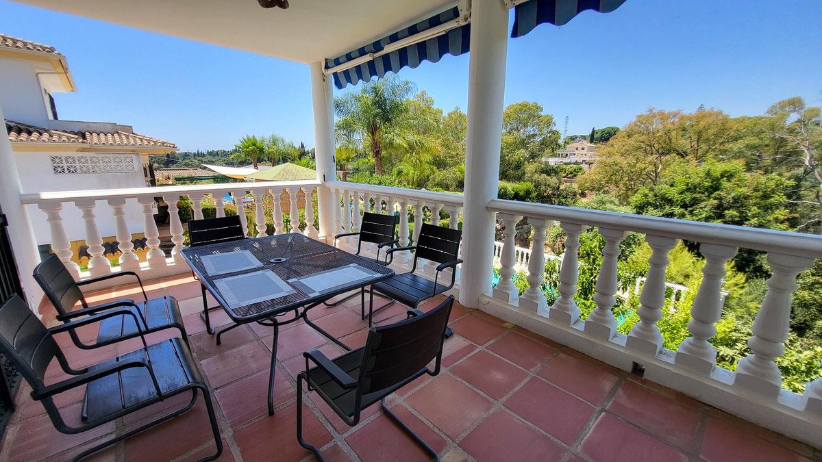 5 Bed Detached Villa in Elviria