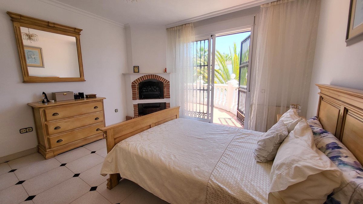 5 Bed Detached Villa in Elviria
