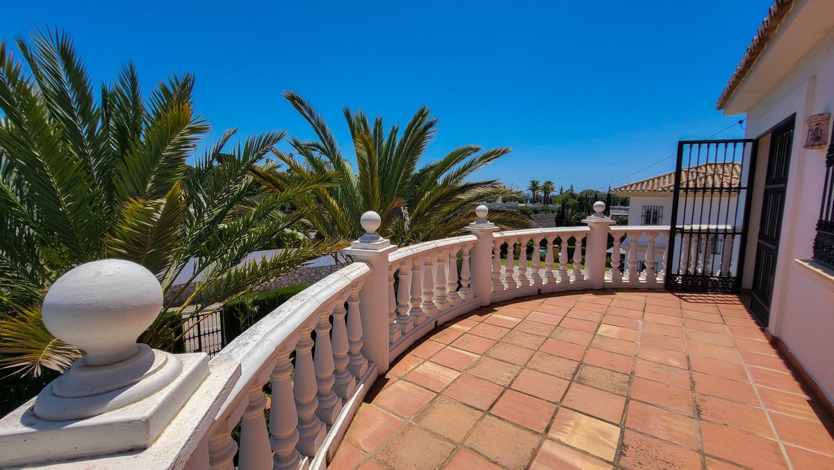 5 Bed Detached Villa in Elviria