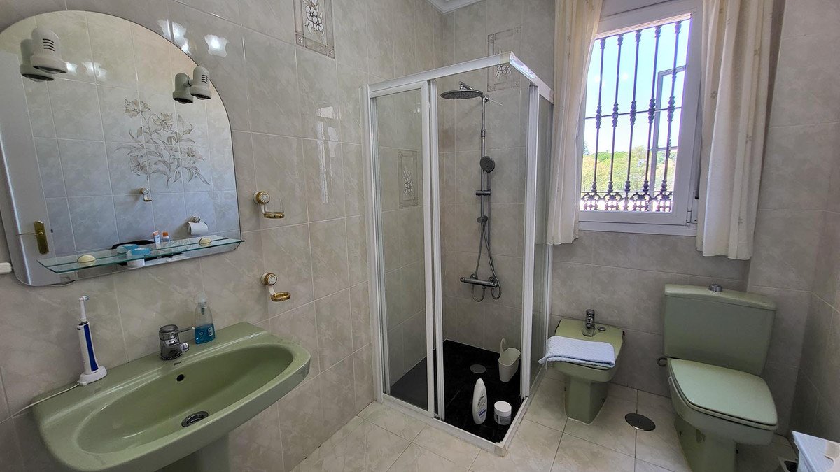 5 Bed Detached Villa in Elviria
