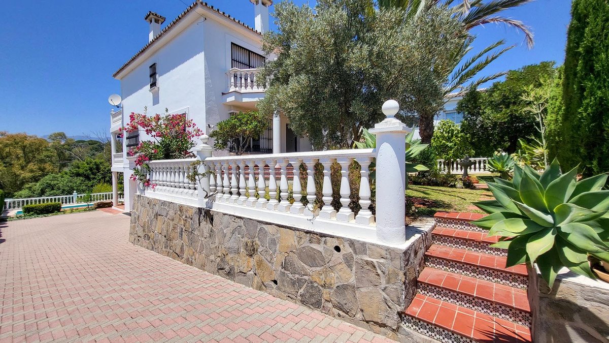 5 Bed Detached Villa in Elviria