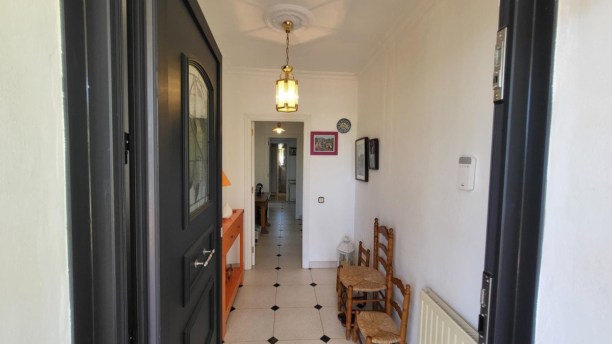5 Bed Detached Villa in Elviria
