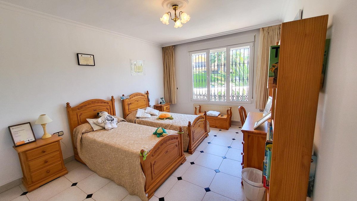 5 Bed Detached Villa in Elviria