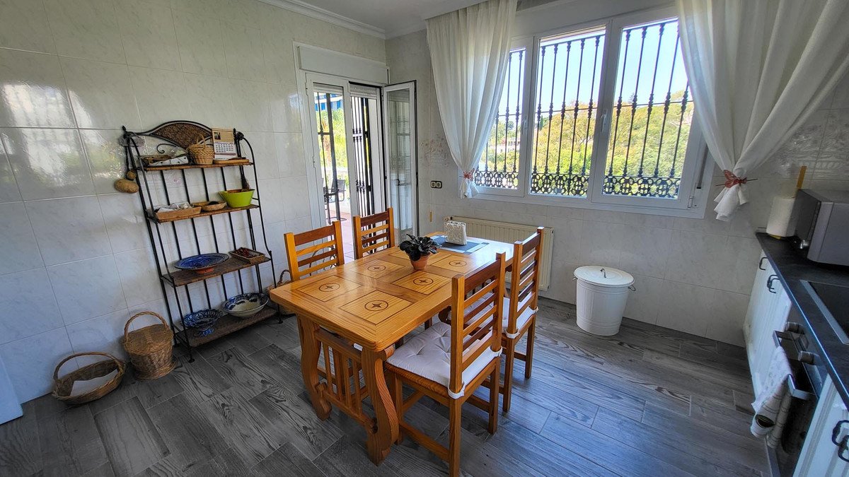 5 Bed Detached Villa in Elviria