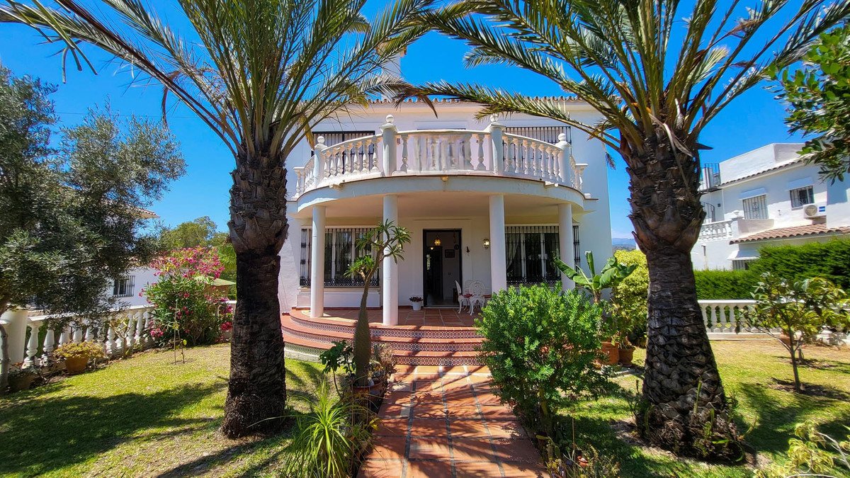 5 Bed Detached Villa in Elviria