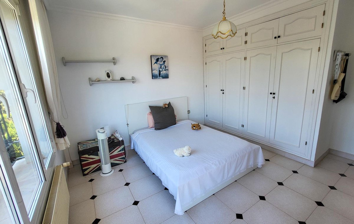 5 Bed Detached Villa in Elviria