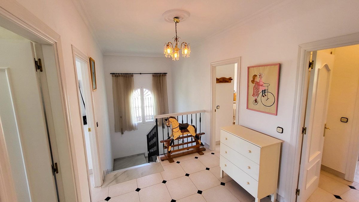 5 Bed Detached Villa in Elviria