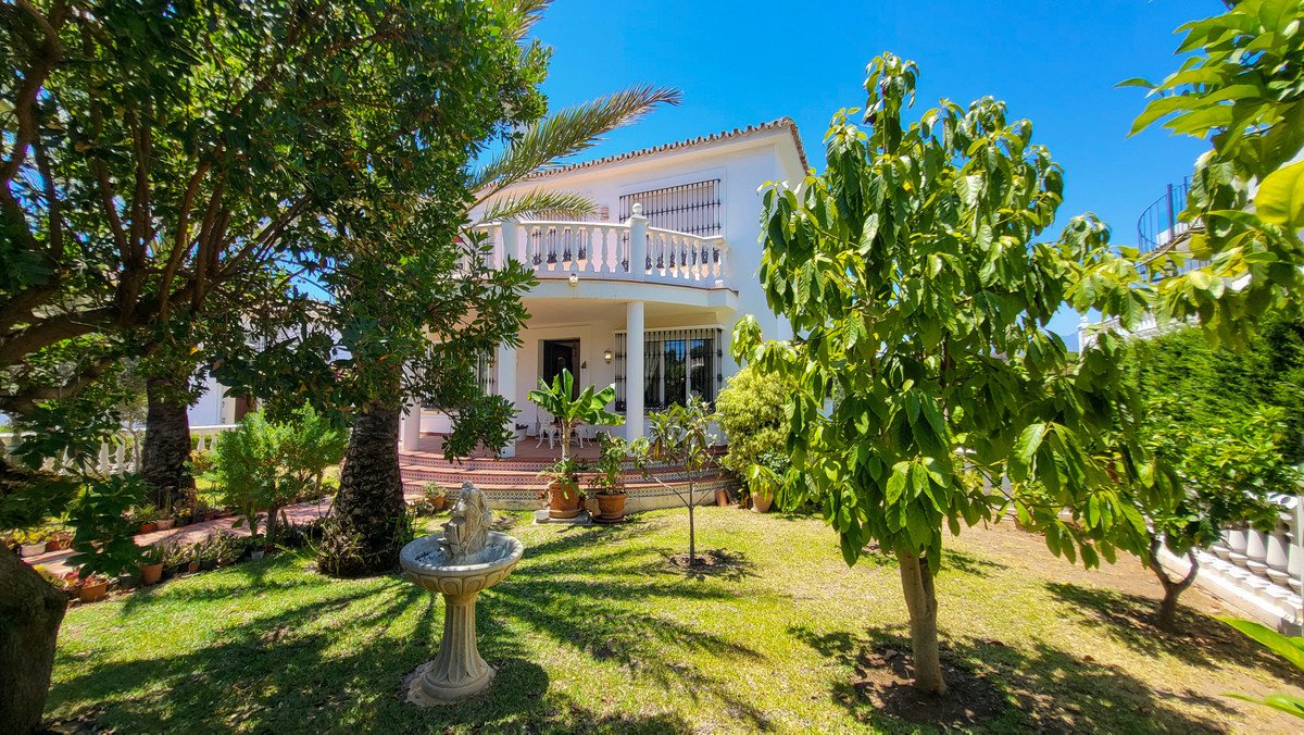 5 Bed Detached Villa in Elviria