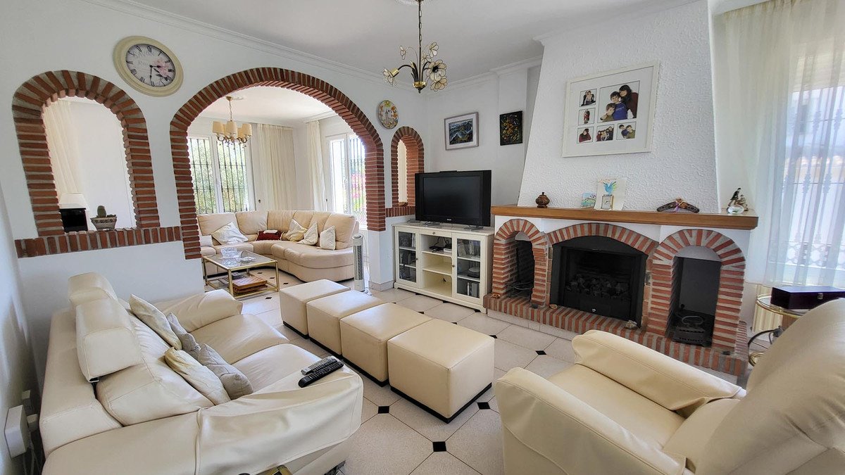 5 Bed Detached Villa in Elviria
