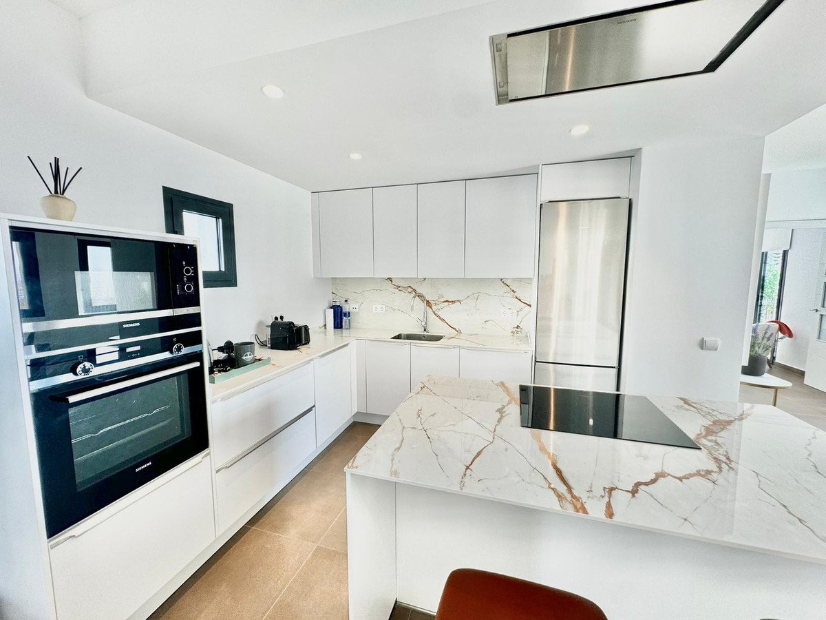 3 Bed Middle Floor Apartment in Puerto Banús