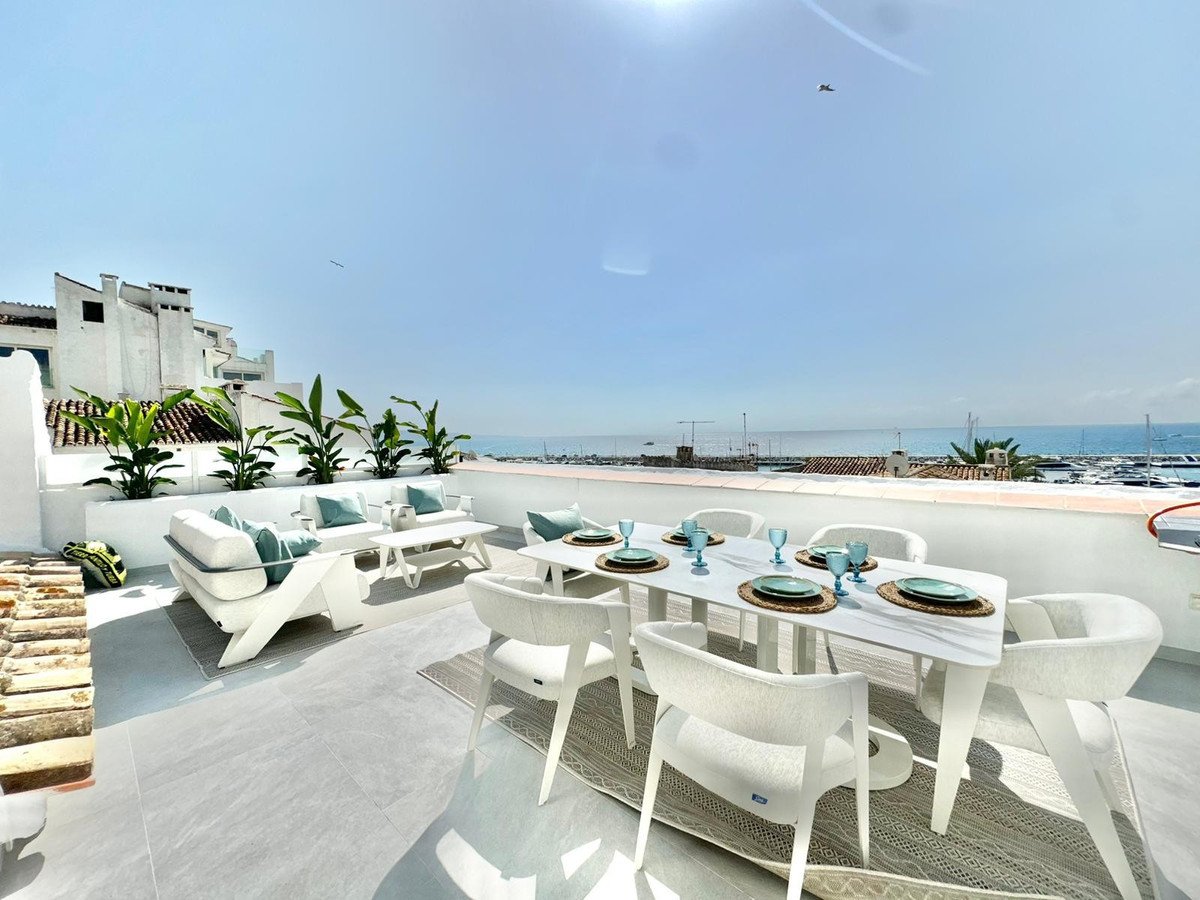 3 Bed Middle Floor Apartment in Puerto Banús