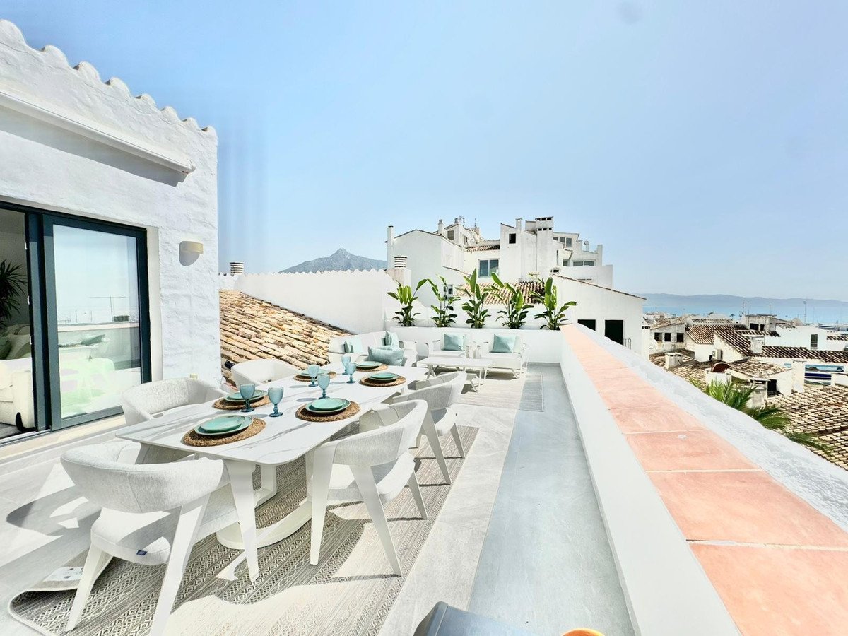 3 Bed Middle Floor Apartment in Puerto Banús