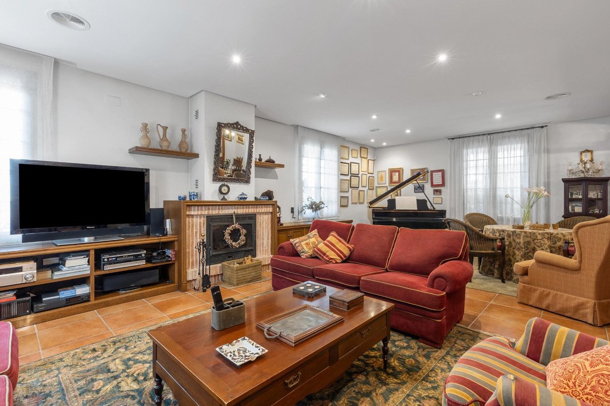 6 Bed Detached Villa in Torrevieja