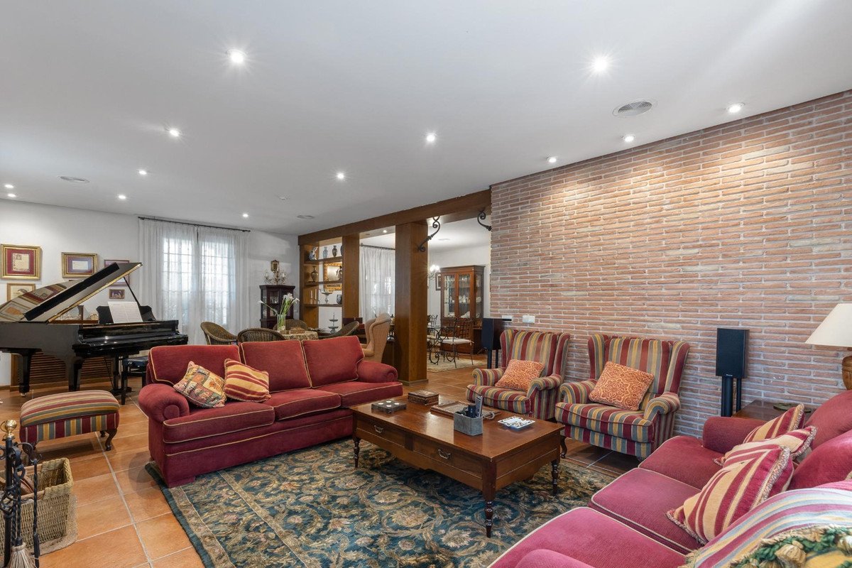6 Bed Detached Villa in Torrevieja