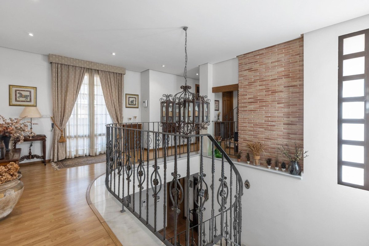 6 Bed Detached Villa in Torrevieja