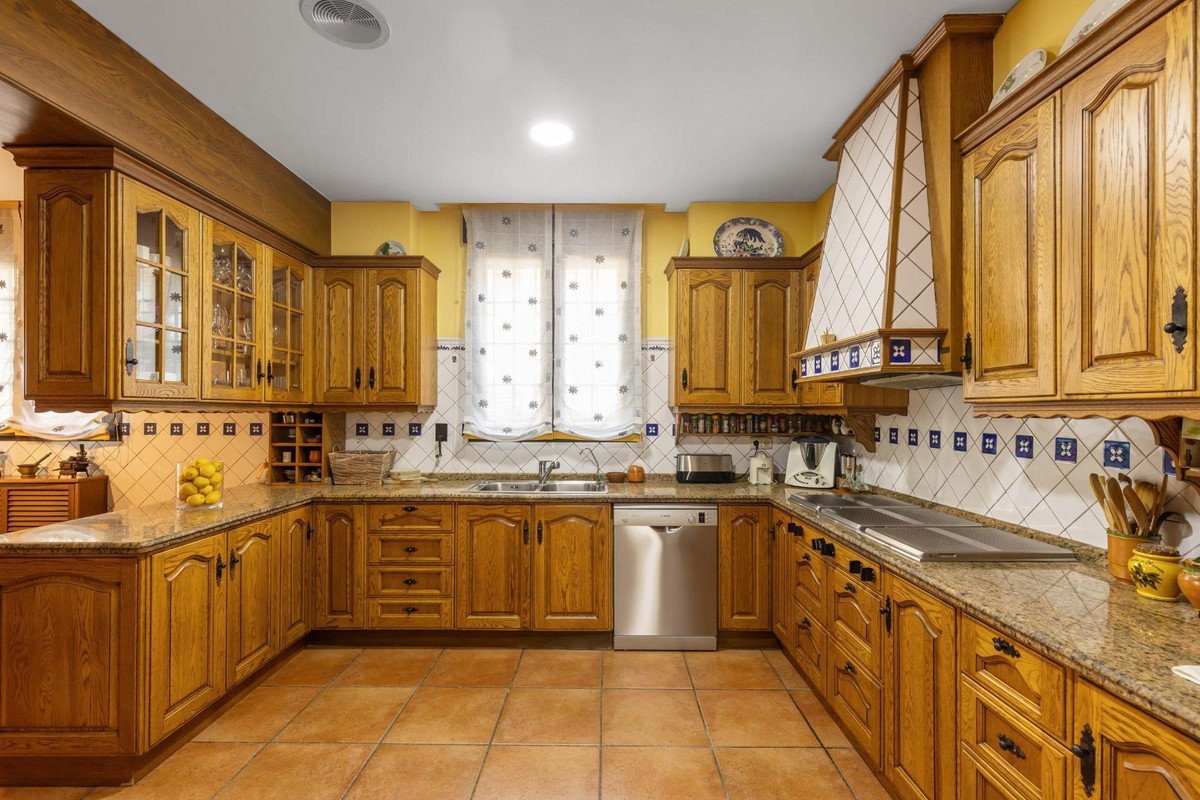 6 Bed Detached Villa in Torrevieja