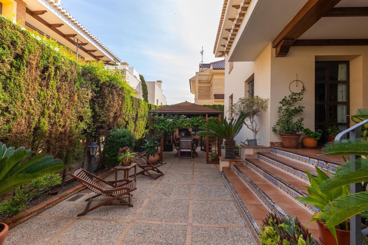 6 Bed Detached Villa in Torrevieja