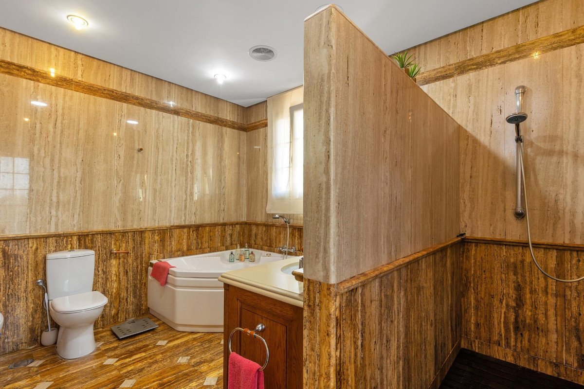 6 Bed Detached Villa in Torrevieja
