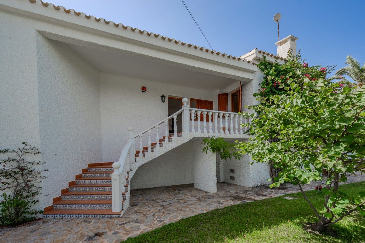 4 Bed Detached Villa in Cabo Roig