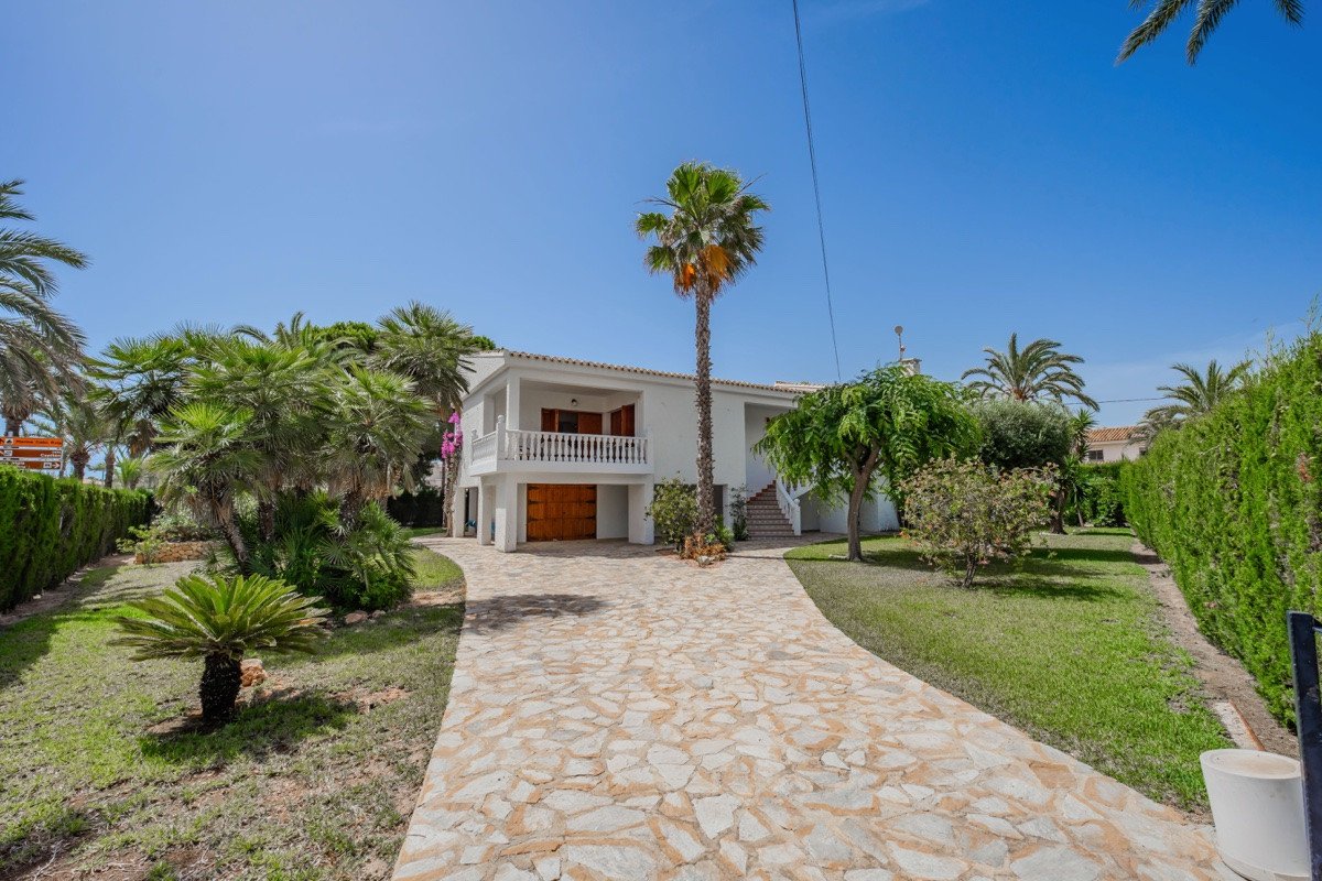 4 Bed Detached Villa in Cabo Roig