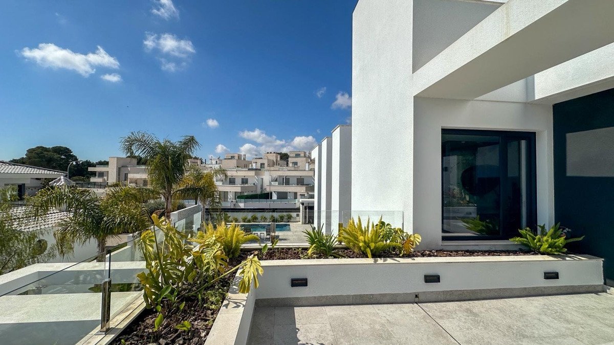 4 Bed Detached Villa in Villamartin