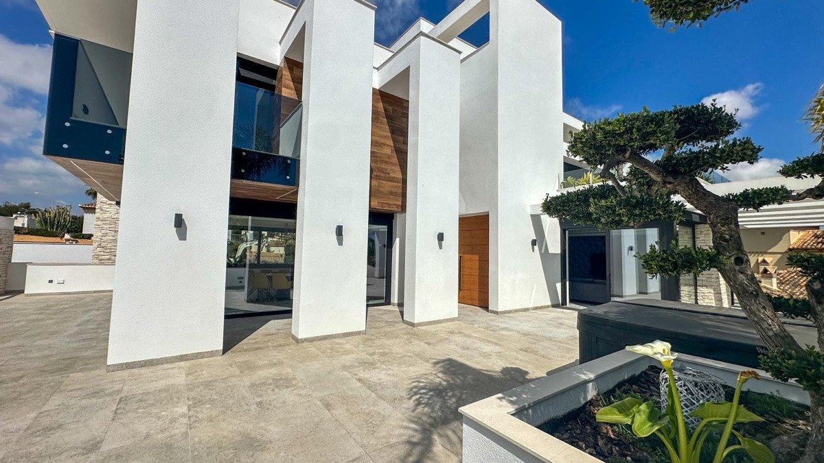 4 Bed Detached Villa in Villamartin