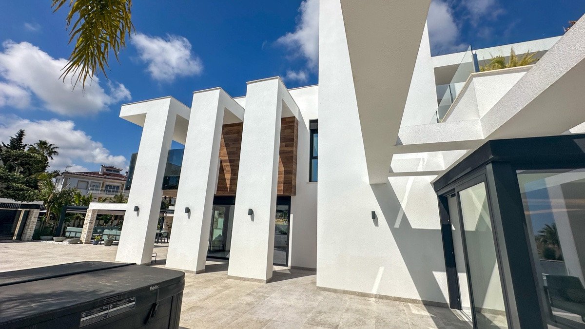 4 Bed Detached Villa in Villamartin