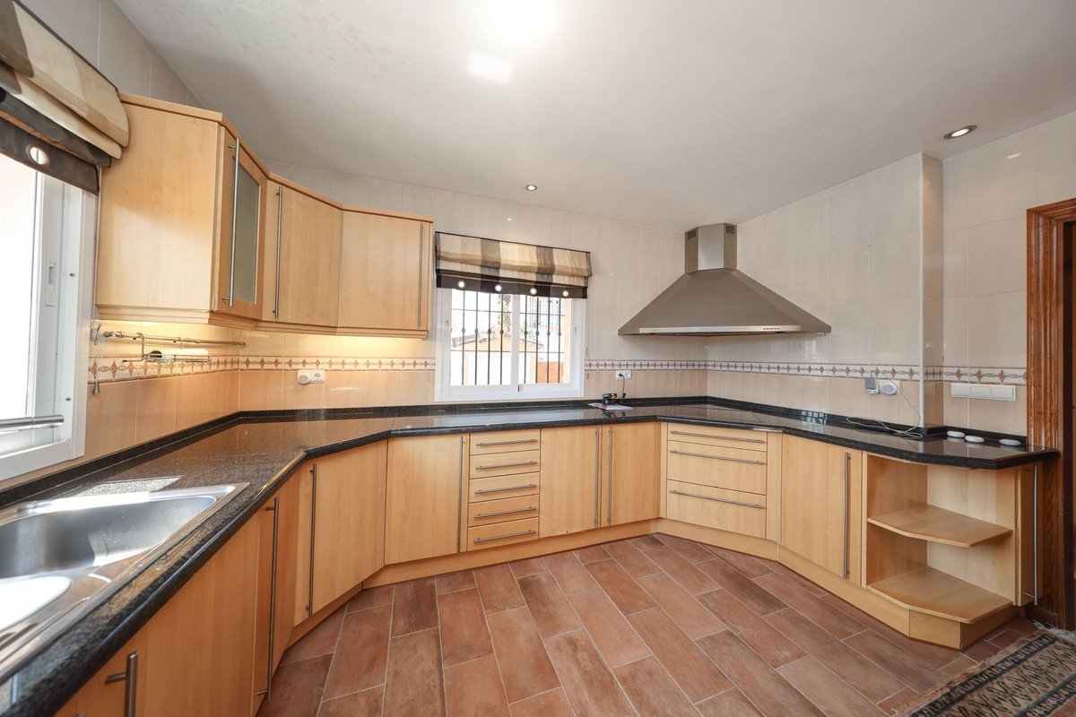 4 Bed Detached Villa in Coín
