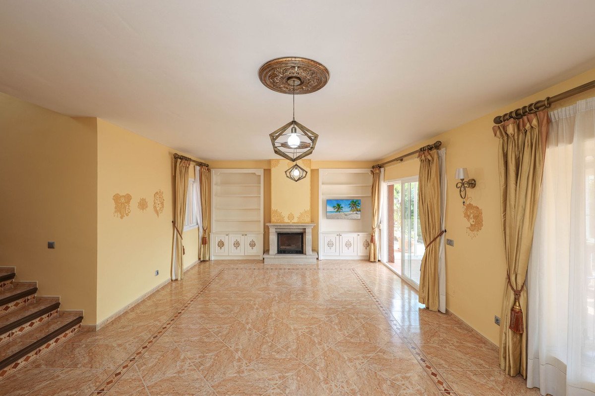 4 Bed Detached Villa in Coín