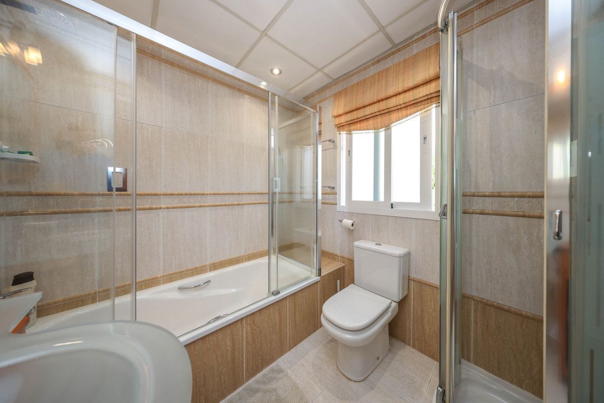 4 Bed Detached Villa in Coín