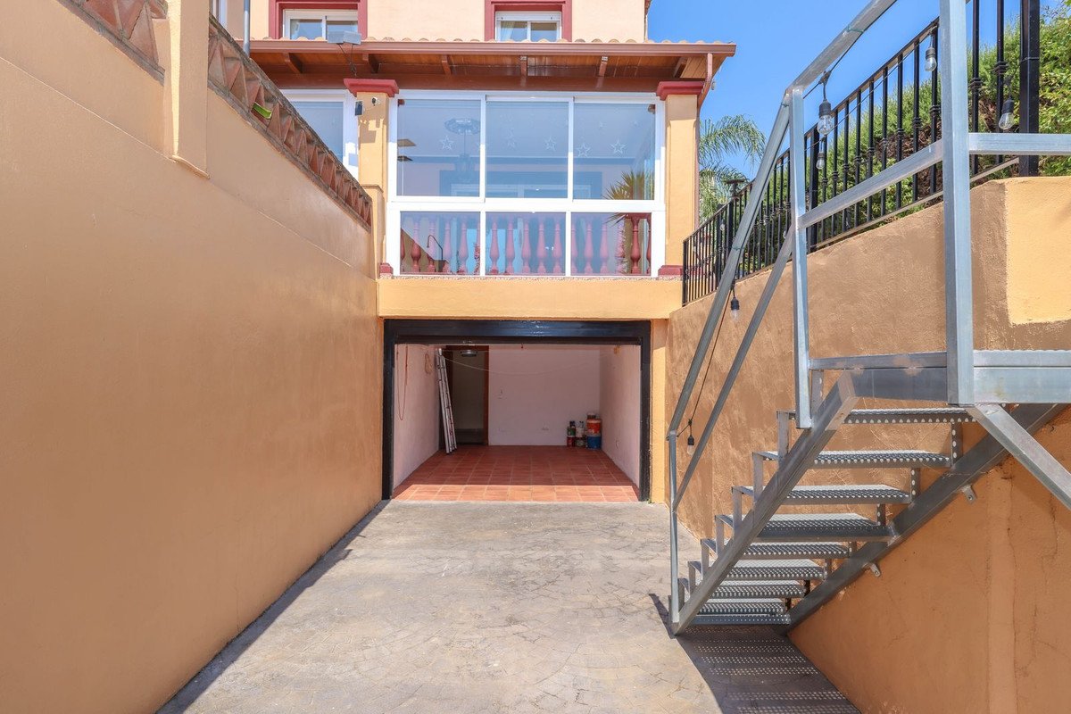 4 Bed Detached Villa in Coín