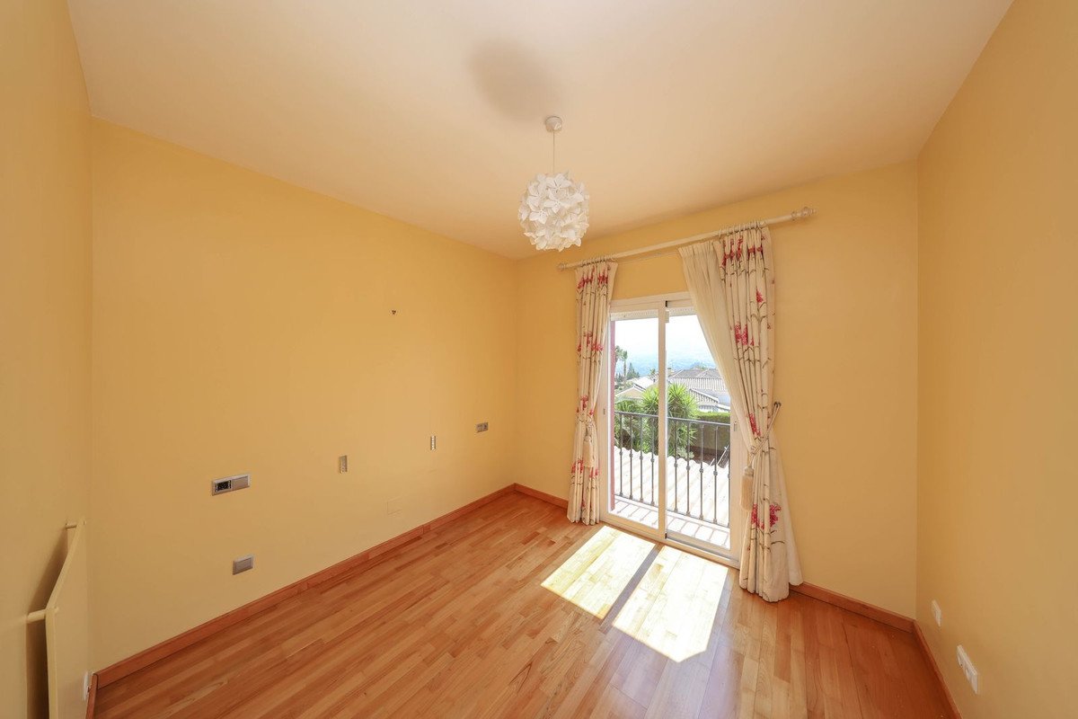4 Bed Detached Villa in Coín