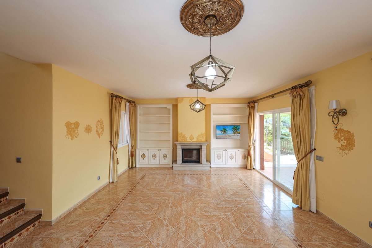 4 Bed Detached Villa in Coín