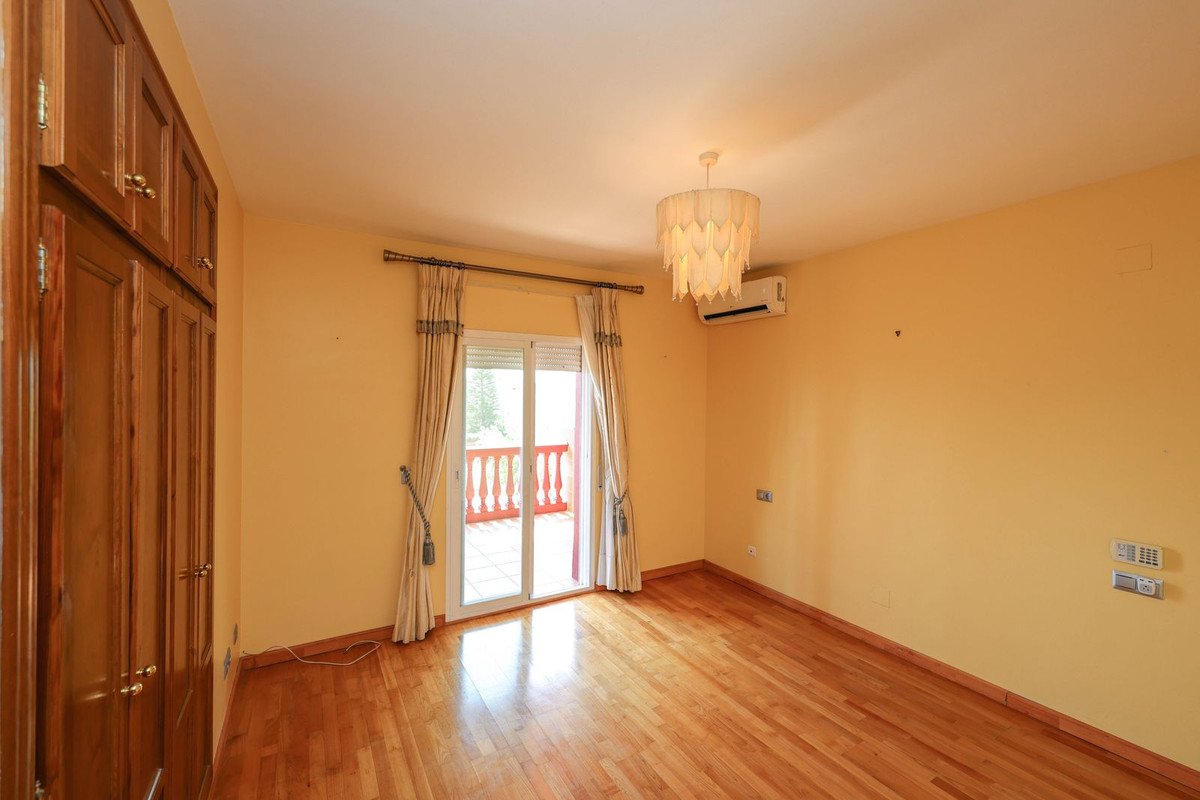 4 Bed Detached Villa in Coín