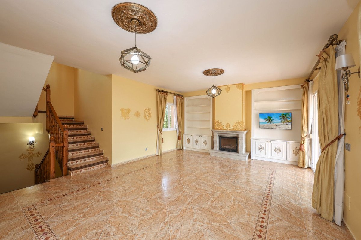 4 Bed Detached Villa in Coín