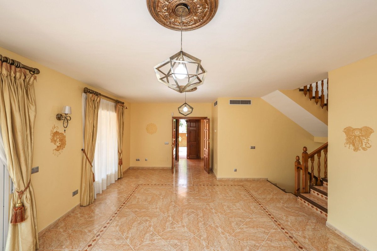 4 Bed Detached Villa in Coín