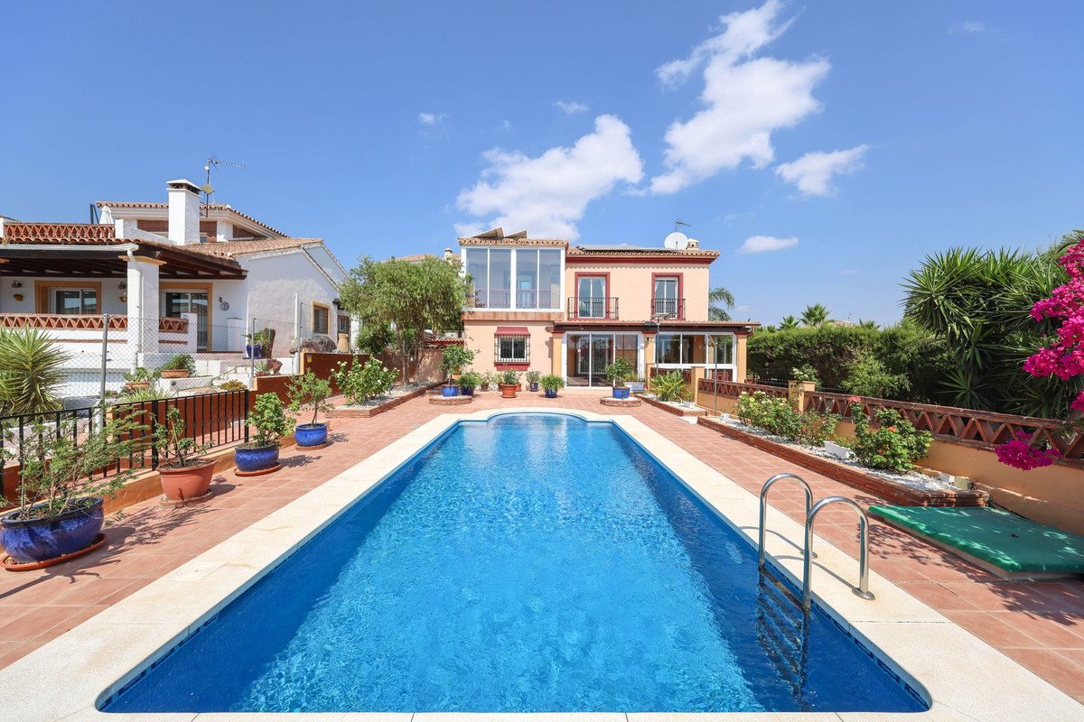 4 Bed Detached Villa in Coín
