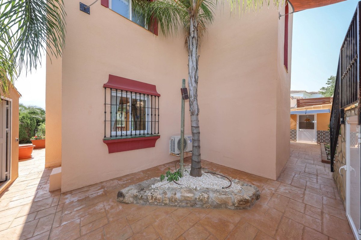 4 Bed Detached Villa in Coín