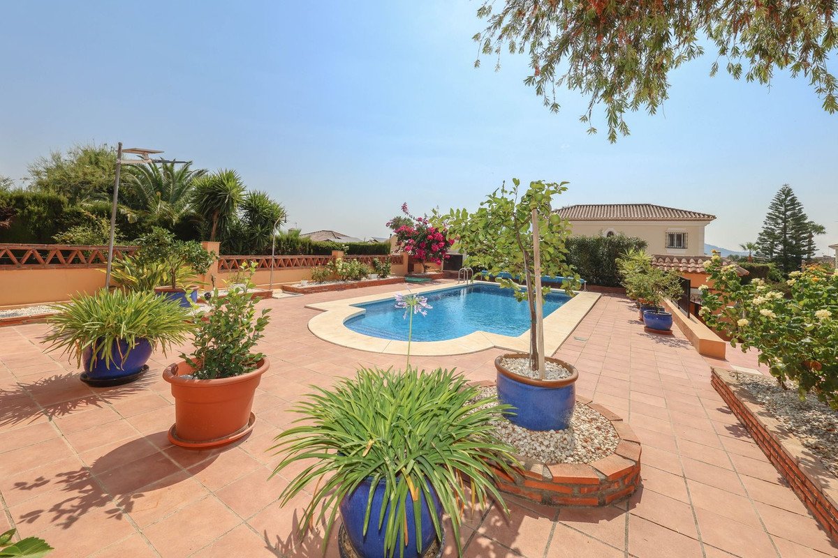 4 Bed Detached Villa in Coín