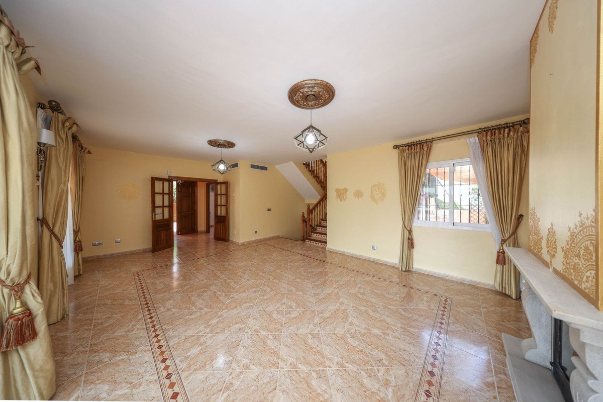 4 Bed Detached Villa in Coín