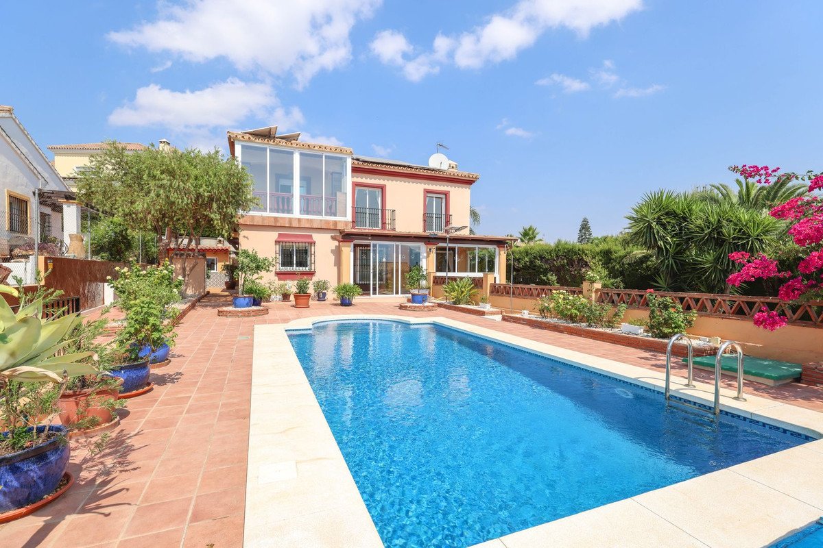 4 Bed Detached Villa in Coín