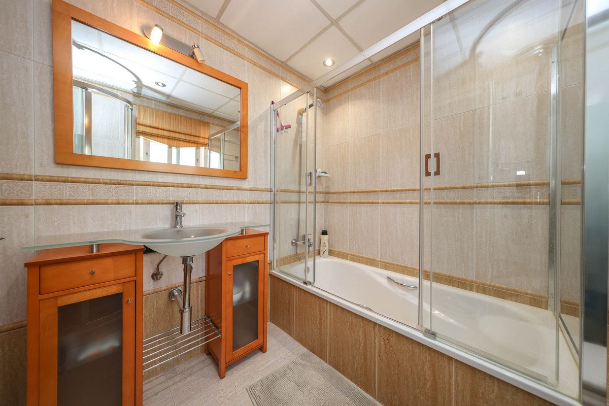 4 Bed Detached Villa in Coín