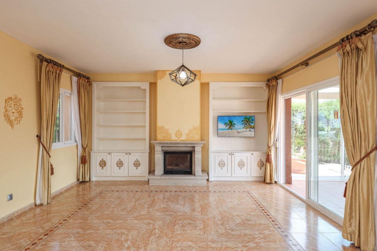 4 Bed Detached Villa in Coín
