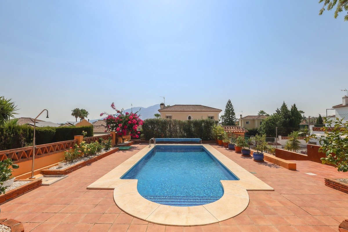4 Bed Detached Villa in Coín